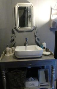 弗魯瓦沙佩勒的住宿－Suite romance，浴室设有白色水槽和镜子