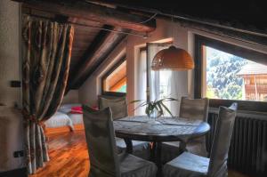 a dining room with a table and chairs and a window at Locanda Spada Reale in Frassino
