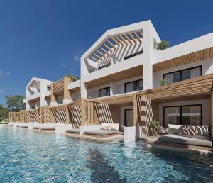 ein Hotel mit einem Pool vor einem Gebäude in der Unterkunft Sidari Waterpark in Sidari