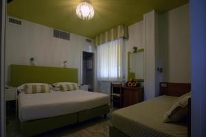 Un pat sau paturi într-o cameră la Hotel Giulio Cesare