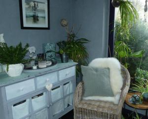 弗魯瓦沙佩勒的住宿－Suite romance，一间设有梳妆台和植物椅子的房间