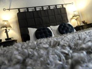 弗魯瓦沙佩勒的住宿－Suite romance，一间卧室配有带2个枕头的床