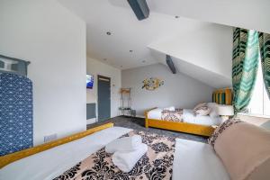 a bedroom with two beds in a room at *FL1k* For your most relaxed & Cosy stay + Free Parking + Free Fast WiFi in Headingley