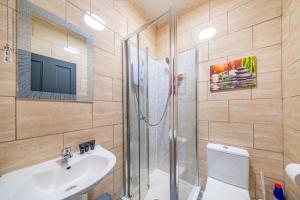 a bathroom with a shower and a toilet and a sink at *FL1k* For your most relaxed & Cosy stay + Free Parking + Free Fast WiFi in Headingley