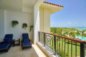 Balkón nebo terasa v ubytování Stunning Beachfront Pent-House At Cap Cana, Punta Cana