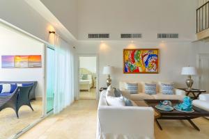 Posezení v ubytování Stunning Beachfront Pent-House At Cap Cana, Punta Cana