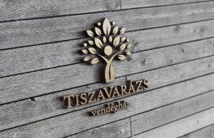 Tiszavarázs Vendégház في تيسزاكيتسيكيه: علامة على جانب المبنى
