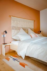 Tempat tidur dalam kamar di Ferienwohnung am Grünten - Barbaras Apartment