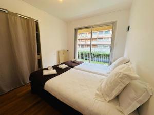 Un dormitorio con una cama grande y una ventana en Hotel Chris'tel en Le Puy-en-Velay