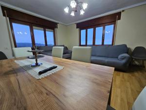 un soggiorno con tavolo e divano di Vivienda familiar y apartamentos RURALES LA BRAÑELA a Tapia de Casariego