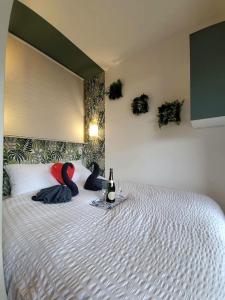 - une chambre dotée d'un lit avec deux cygnes dans l'établissement Le Parc, logement de charme avec SPA privatif - LE HAVRE, au Havre