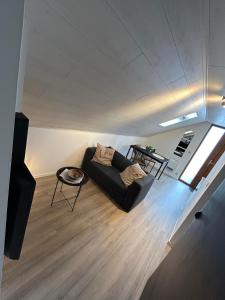 ein Wohnzimmer mit einem Sofa und einem Tisch in der Unterkunft Chez dimi et mary in Marche-en-Famenne