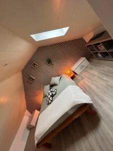 1 dormitorio con 1 cama en una habitación en Chez dimi et mary, en Marche-en-Famenne