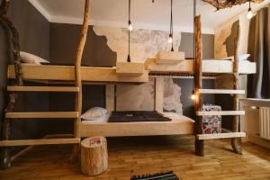 מיטה או מיטות קומותיים בחדר ב-The Keep Eco Rooms