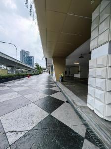 una calle vacía delante de un edificio en Arte Cheras Duplex Suites, en Kuala Lumpur