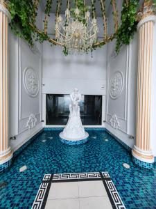 Arte Cheras Duplex Suites في كوالالمبور: تمثال لعروس في غرفة ثريا