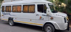 uma carrinha branca estacionada ao lado de uma rua em Rishikesh Shiv Dham Homestay em Rishikesh