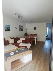 uma sala de estar com um sofá e uma mesa em Ferienwohnung Löwenzahn em Bad Harzburg