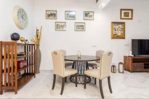 a dining room with a table and chairs and a tv at Apartamento Exclusivo en Valencia in Valencia