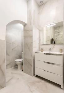 a white bathroom with a sink and a toilet at Apartamento Exclusivo en Valencia in Valencia +8 photos