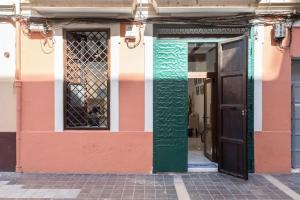 an entrance to a building with a green door at Apartamento Exclusivo en Valencia in Valencia