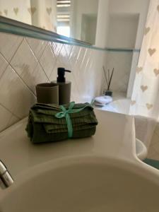 bagno con vasca e fiocco verde di Suite 84 Holiday Home a Salerno