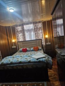 Кровать или кровати в номере Kanchenjunga Homestay