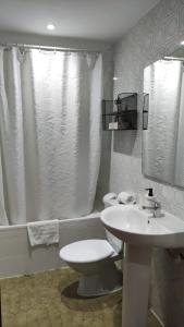 uma casa de banho com um lavatório, um WC e uma banheira em HABITACIÓN CÉNTRICA EN ACOGEDORA CASA em Valência