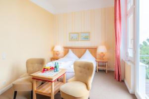 Postel nebo postele na pokoji v ubytování Strandhotel Möwe
