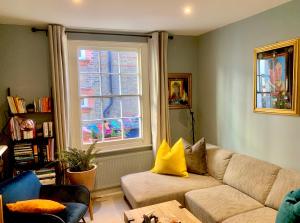 Ruang duduk di Beautiful 1-Bed Apartment Mayfair London England