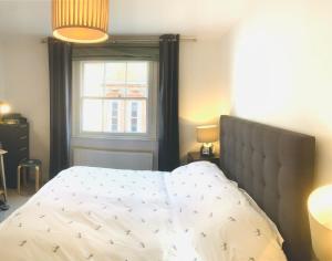 Katil atau katil-katil dalam bilik di Beautiful 1-Bed Apartment Mayfair London England