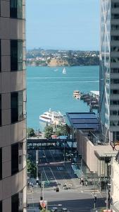 een uitzicht op een haven met een boot in het water bij Sky Stars Park Apartment in Auckland