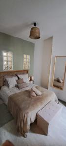 une chambre avec un grand lit dans une pièce dans l'établissement Appartement 1er Marseille Saint-Charles, à Marseille