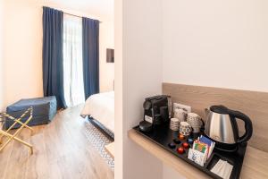 Příslušenství pro přípravu čaje a kávy v ubytování Santa Teresa luxury rooms