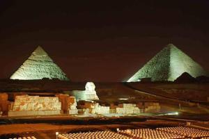 une vue sur les pyramides de giza la nuit dans l'établissement Khufu Pyramids Hotel, au Caire