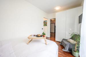 un salon avec une table basse et un canapé dans l'établissement Casa Albertina [Grazioso appartamento vicino alla Stazione], à Monza