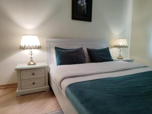 una camera con un letto e due lampade su un comodino di Crown Hotel a Kutaisi