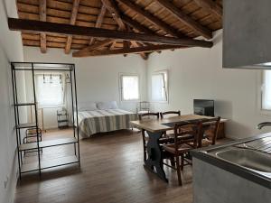 cocina y sala de estar con mesa y cama en Casa Toè Quinto, en Quinto di Treviso