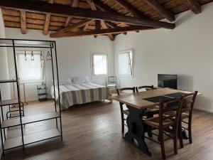 sala de estar con mesa y cama en Casa Toè Quinto, en Quinto di Treviso