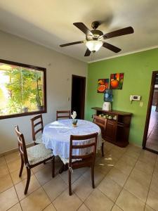 uma sala de jantar com uma mesa e uma ventoinha de tecto em Hermosa casa amplia en zona residencial em Santa Cruz de la Sierra