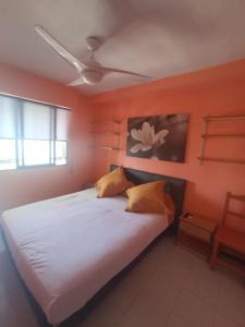 - une chambre avec un lit blanc et un plafond dans l'établissement logement tout confort marina or, à Oropesa del Mar