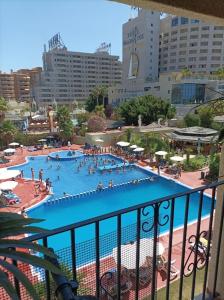 une grande piscine dans une ville avec des habitants dans l'établissement logement tout confort marina or, à Oropesa del Mar