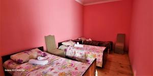 Postel nebo postele na pokoji v ubytování Rita Gujejiani Guest House