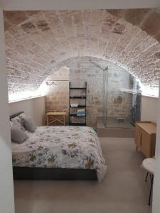 巴里Filioli 28的一间带床和砖墙的卧室