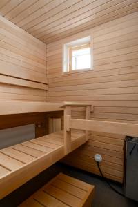 uma pequena sauna de madeira com uma janela em New 2BR design home with sauna Espoo Park em Espoo