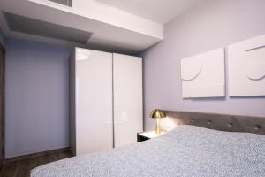 um quarto com armários brancos e uma cama em Sky View Apartment at Cevahir Sky City 32nd floor em Skopje