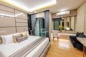 um quarto com uma cama e uma sala de estar em Bestier Hotel Hatyai em Hat Yai
