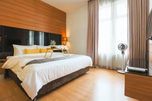 1 dormitorio con 1 cama grande y TV en Kl Sentral 2bedroom Muji Family Suite #Netflix 8pax, en Kuala Lumpur