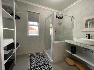 y baño con ducha y lavamanos. en Versveld 35, en Yzerfontein