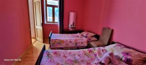 Postel nebo postele na pokoji v ubytování Rita Gujejiani Guest House